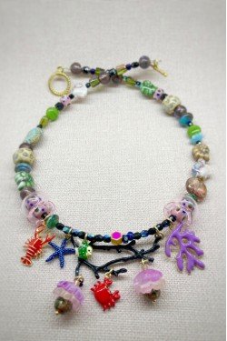 Collier court de fabrication artisanale par la créatrice  Aniki Bijoux