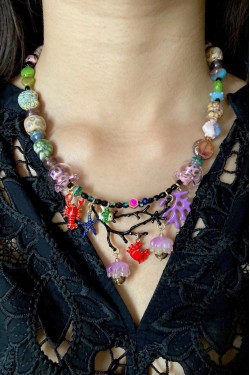 Collier court de fabrication artisanale par la créatrice  Aniki Bijoux