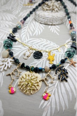 Collier court de fabrication artisanale par la créatrice  Aniki Bijoux