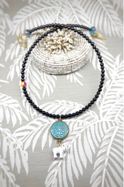 Collier court de fabrication artisanale par la créatrice  Aniki Bijoux