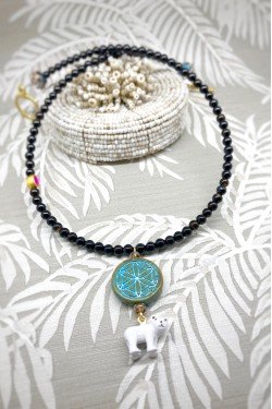 Collier court de fabrication artisanale par la créatrice  Aniki Bijoux