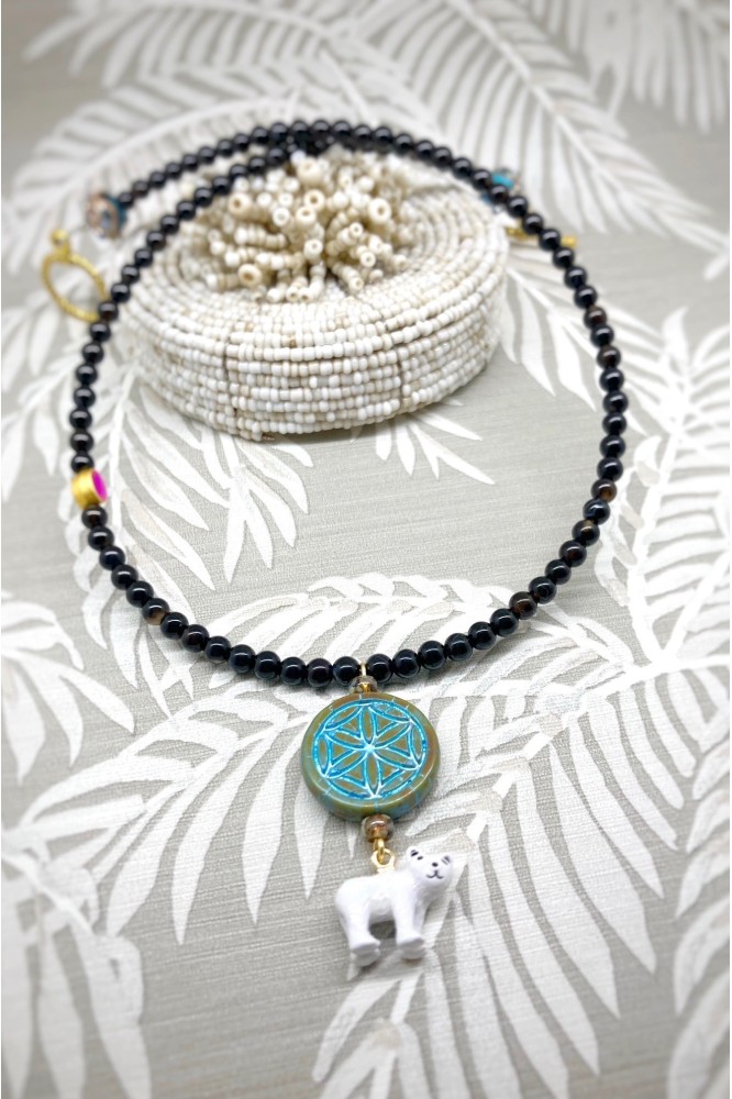 Collier court de fabrication artisanale par la créatrice  Aniki Bijoux