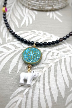 Collier court de fabrication artisanale par la créatrice  Aniki Bijoux