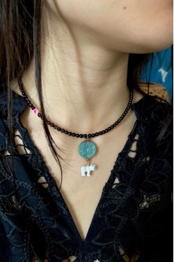 Collier court de fabrication artisanale par la créatrice  Aniki Bijoux