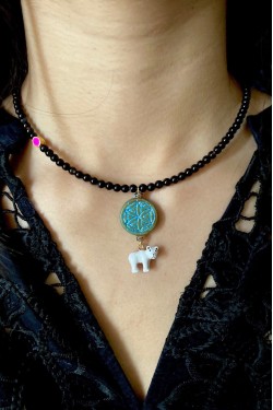 Collier court de fabrication artisanale par la créatrice  Aniki Bijoux