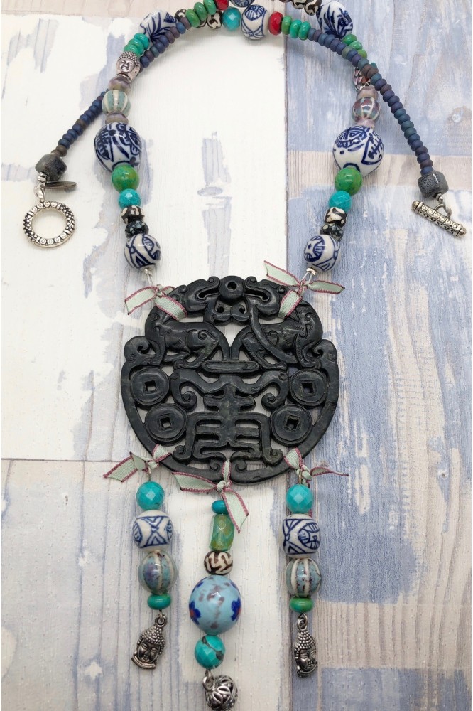 Collier mi-long d'inspiration asiatique avec belle pièce de jade Aniki Bijoux