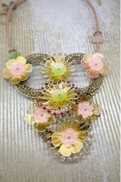 Collier long d'inspiration africaine avec de belles perles sélectionnées par Aniki Bijoux