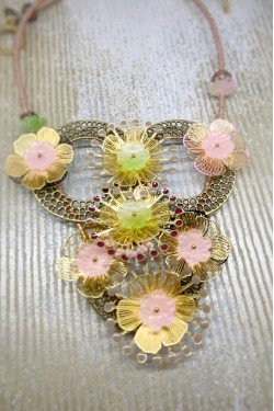 Collier long d'inspiration africaine avec de belles perles sélectionnées par Aniki Bijoux