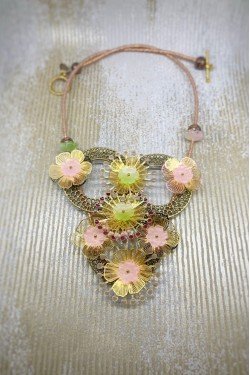 Collier long d'inspiration africaine avec de belles perles sélectionnées par Aniki Bijoux