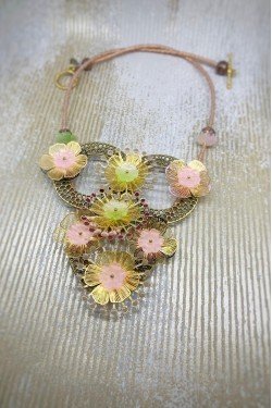 Collier long d'inspiration africaine avec de belles perles sélectionnées par Aniki Bijoux