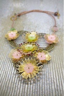 Collier long d'inspiration africaine avec de belles perles sélectionnées par Aniki Bijoux