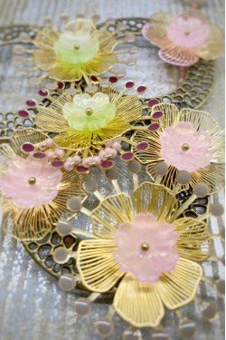 Collier long d'inspiration africaine avec de belles perles sélectionnées par Aniki Bijoux