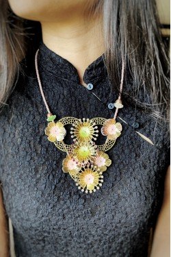 Collier long d'inspiration africaine avec de belles perles sélectionnées par Aniki Bijoux