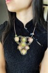 Collier long d'inspiration africaine avec de belles perles sélectionnées par Aniki Bijoux