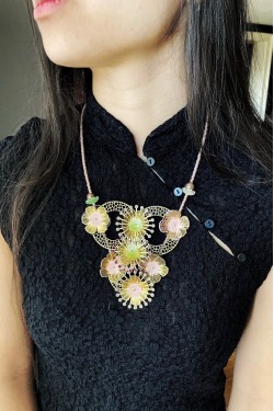 Collier long d'inspiration africaine avec de belles perles sélectionnées par Aniki Bijoux