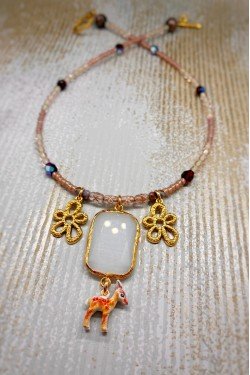 Collier long réalisé avec de belles perles sélectionnées par Aniki Bijoux