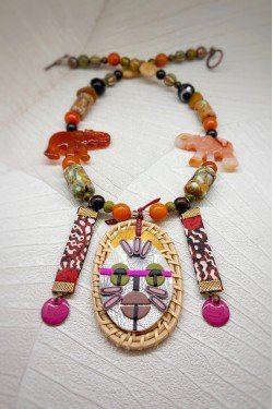 Collier court de fabrication artisanale par la créatrice  Aniki Bijoux