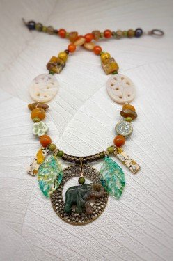 Collier court de fabrication artisanale par la créatrice  Aniki Bijoux