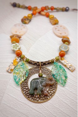 Collier court de fabrication artisanale par la créatrice  Aniki Bijoux