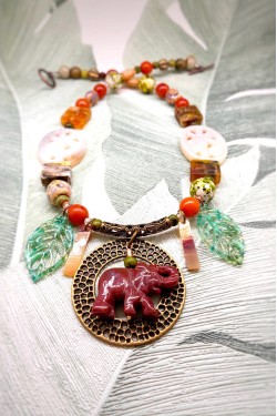 Collier court de fabrication artisanale par la créatrice  Aniki Bijoux