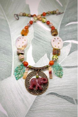 Collier court de fabrication artisanale par la créatrice  Aniki Bijoux