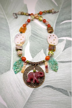 Collier court de fabrication artisanale par la créatrice  Aniki Bijoux