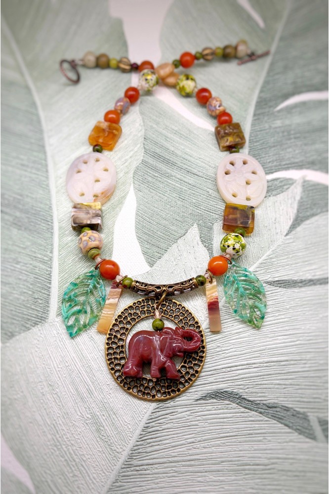 Collier court de fabrication artisanale par la créatrice  Aniki Bijoux