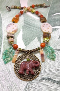 Collier court de fabrication artisanale par la créatrice  Aniki Bijoux