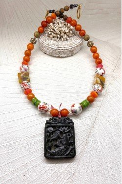 Collier mi-long d'inspiration asiatique avec belle pièce de jade Aniki Bijoux