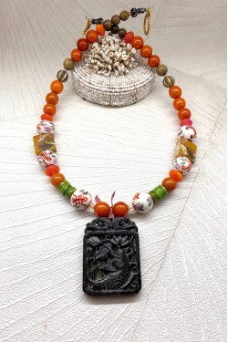 Collier mi-long d'inspiration asiatique avec belle pièce de jade Aniki Bijoux
