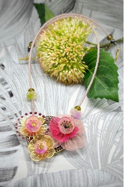 Collier long d'inspiration africaine avec de belles perles sélectionnées par Aniki Bijoux