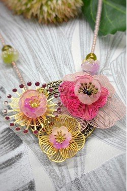 Collier long d'inspiration africaine avec de belles perles sélectionnées par Aniki Bijoux