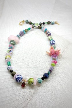 Collier long d'inspiration africaine avec de belles perles sélectionnées par Aniki Bijoux