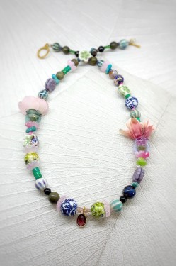 Collier long d'inspiration africaine avec de belles perles sélectionnées par Aniki Bijoux