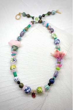 Collier long d'inspiration africaine avec de belles perles sélectionnées par Aniki Bijoux