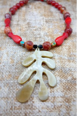 Collier court de fabrication artisanale par la créatrice  Aniki Bijoux
