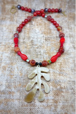 Collier court de fabrication artisanale par la créatrice  Aniki Bijoux