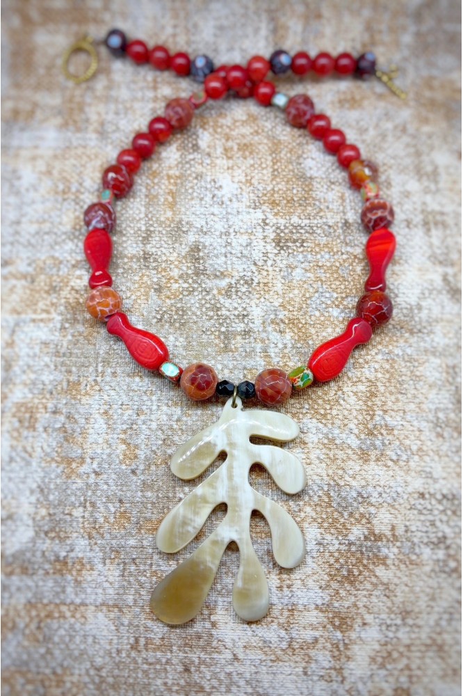 Collier court de fabrication artisanale par la créatrice  Aniki Bijoux