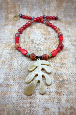Collier court de fabrication artisanale par la créatrice  Aniki Bijoux