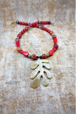 Collier court de fabrication artisanale par la créatrice  Aniki Bijoux