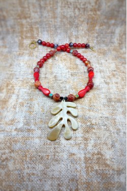 Collier court de fabrication artisanale par la créatrice  Aniki Bijoux