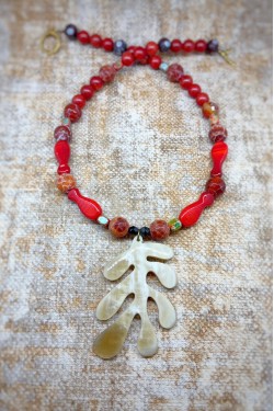 Collier court de fabrication artisanale par la créatrice  Aniki Bijoux