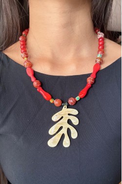 Collier court de fabrication artisanale par la créatrice  Aniki Bijoux