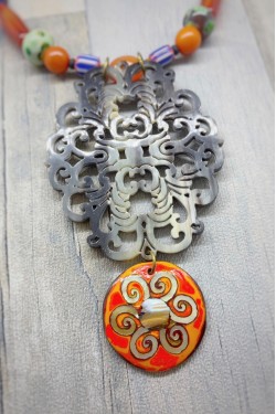 Collier mi-long d'inspiration asiatique avec belle pièce de jade Aniki Bijoux