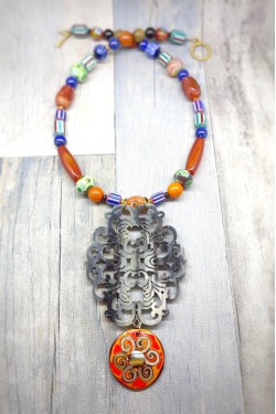 Collier mi-long d'inspiration asiatique avec belle pièce de jade Aniki Bijoux