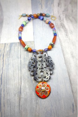 Collier mi-long d'inspiration asiatique avec belle pièce de jade Aniki Bijoux