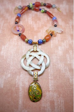 Collier mi-long d'inspiration asiatique avec belle pièce de jade Aniki Bijoux