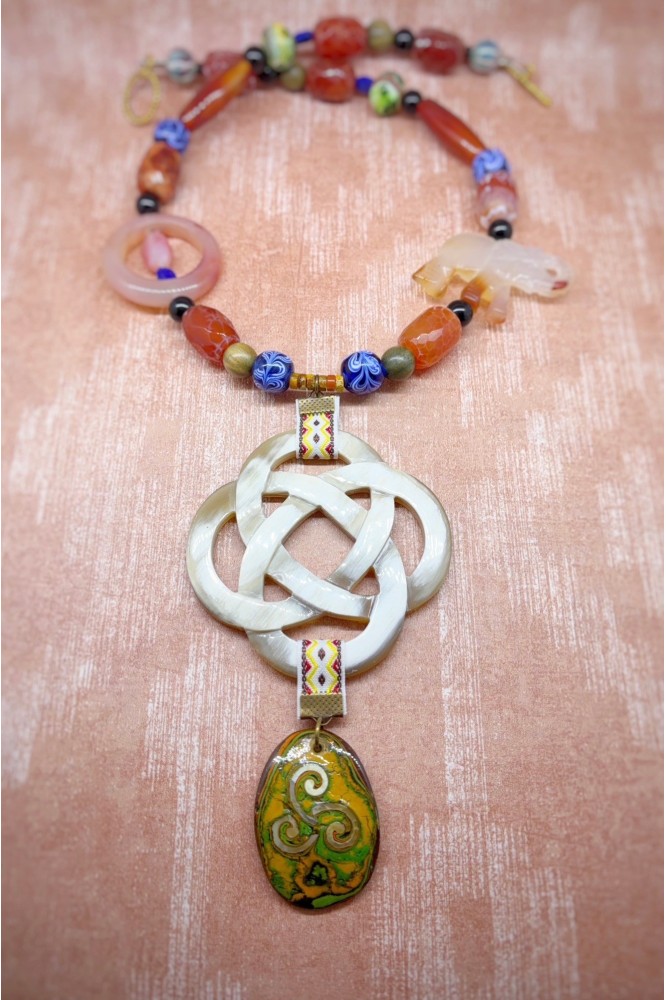 Collier mi-long d'inspiration asiatique avec belle pièce de jade Aniki Bijoux