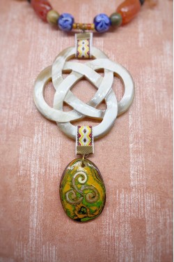 Collier mi-long d'inspiration asiatique avec belle pièce de jade Aniki Bijoux