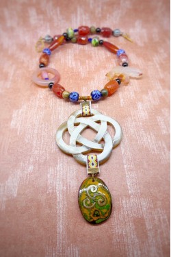Collier mi-long d'inspiration asiatique avec belle pièce de jade Aniki Bijoux